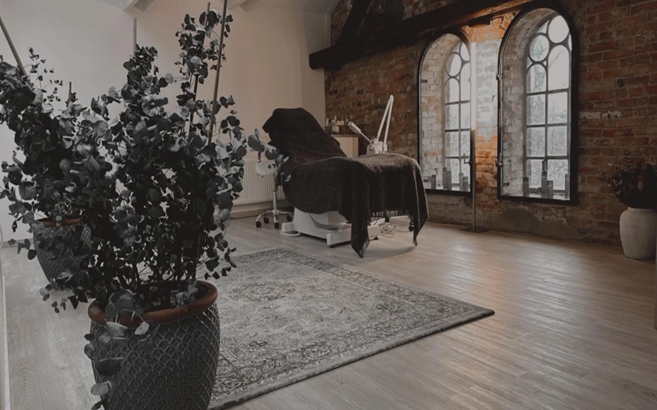 Wake Beauty Studio Innenraum mit Backsteinwänden